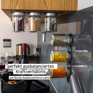 Gewürzdosen und Gläser können kopfüber unter einem Schrank und mithilfe von Magnetkraft an einer Wand befestigt werden, während Wein und Küchenutensilien ordentlich auf der Theke angeordnet werden – eine clevere Verstaulösung.
