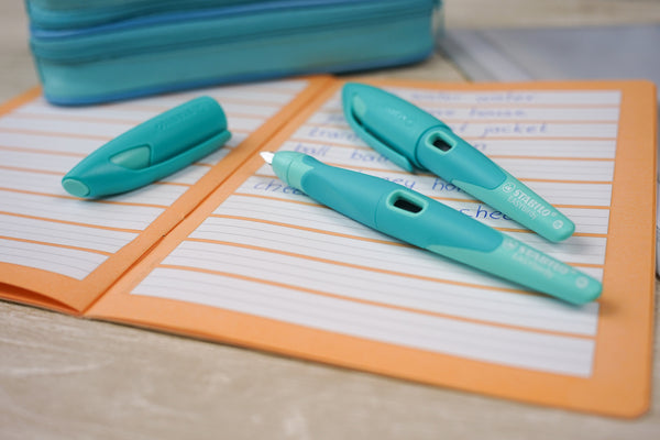 Ergonomischer Schulfüller für Rechtshänder mit Anfänger-Feder A - STABILO EASYbirdy Pastel Edition in aqua grün/mint - Einzelstift - inklusive Patrone - Schreibfarbe blau (löschbar) - Bild 5