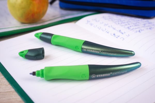 Ergonomischer Tintenroller für Rechtshänder - STABILO EASYoriginal Holograph Edition in grün -  Einzelstift - Schreibfarbe blau (löschbar) - inklusive Patrone - Bild 5