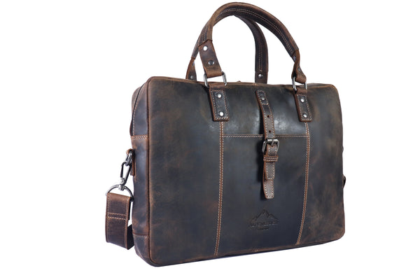 Eine braune Aktentasche LUDWIG aus Büffelleder mit Tragegriffen, einer Schnalle vorne und einem abnehmbaren Schultergurt, gefertigt aus vegetabiler Gerbung für dauerhafte Qualität.
