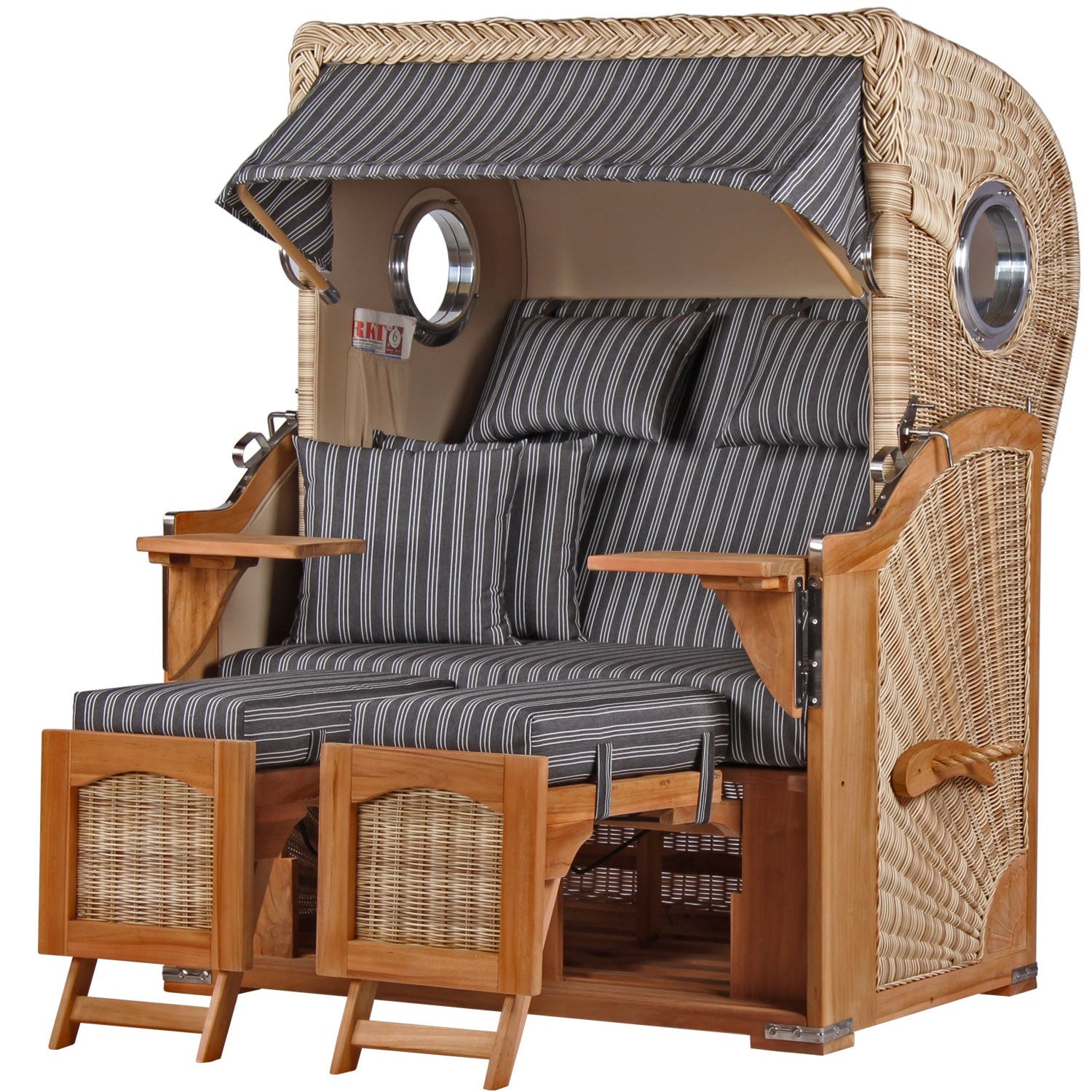 Strandkorb für zwei mit gestreiften Kissen, Armlehnen aus Holz, Fußstützen und einziehbarem Baldachin – das perfekte Outdoor-Möbel zum stilvollen Entspannen.