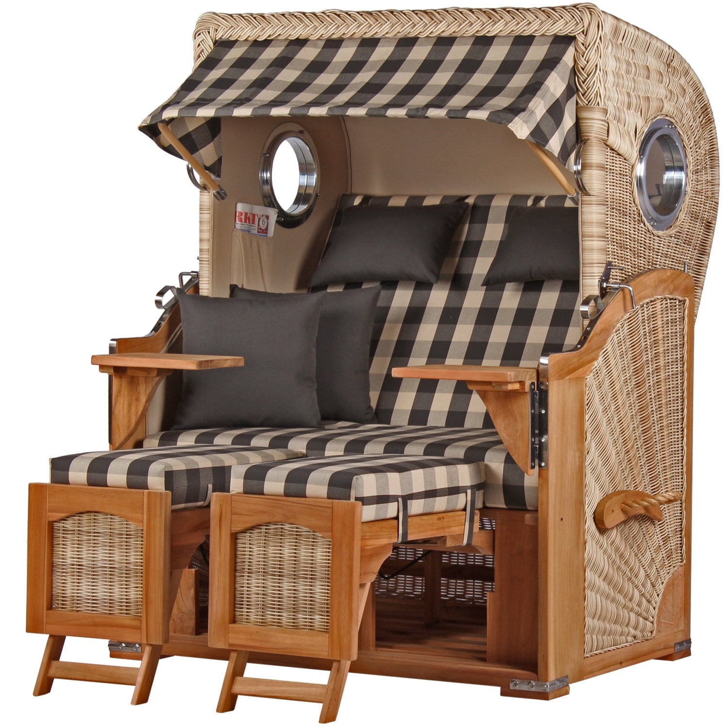 Strandkorb Düne mit Sonnendach, karierten Auflagen, Fußstützen, Kissen und eleganten Teak-Holz-Armlehnen aus strapazierfähigem PE-Geflecht.