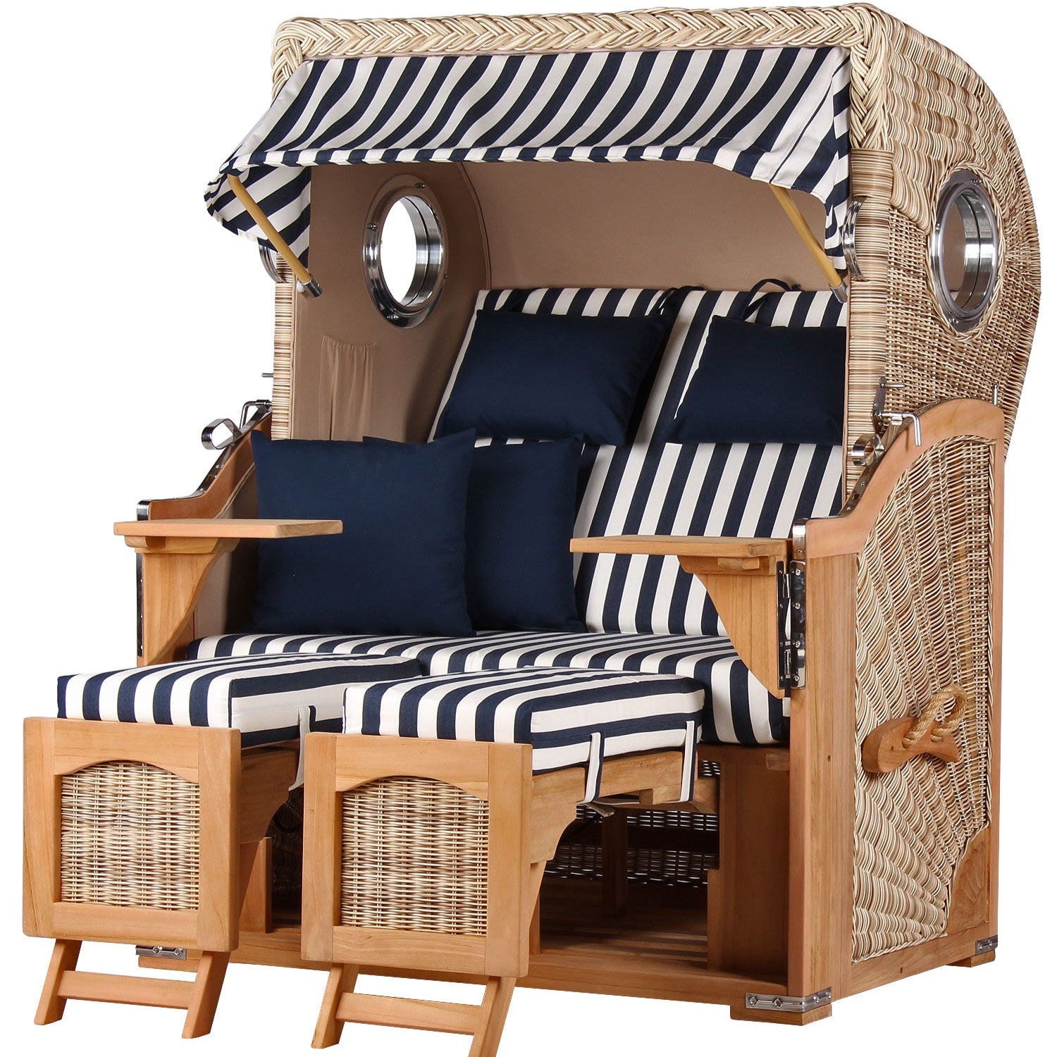 Strandkorb aus Korbgeflecht aus PE-Geflecht und Teakholz mit marineblau-weiß gestreiften Kissen, Baldachin, Armlehnen und Fußstützen – ein klassisches Strandkorb-Düne-Design.