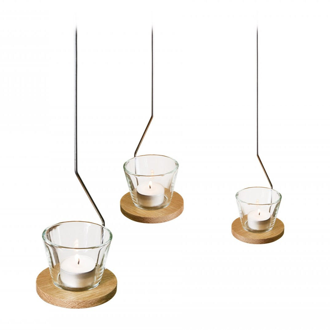Drei hängende Windlicht-Teelichter in Glashaltern mit Holzsockeln, aufgehängt an dünnen schwarzen Drähten – ein atemberaubendes Beispiel für hängendes Licht, entworfen vom Designer Anton Preis.