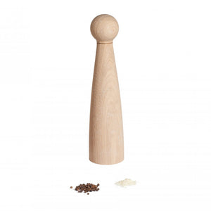 Eine Pfeffermühle aus Holz mit robustem Keramikmahlwerk steht auf weißem Hintergrund, umgeben von schwarzen Pfefferkörnern und frisch gemahlenem Pfeffer.